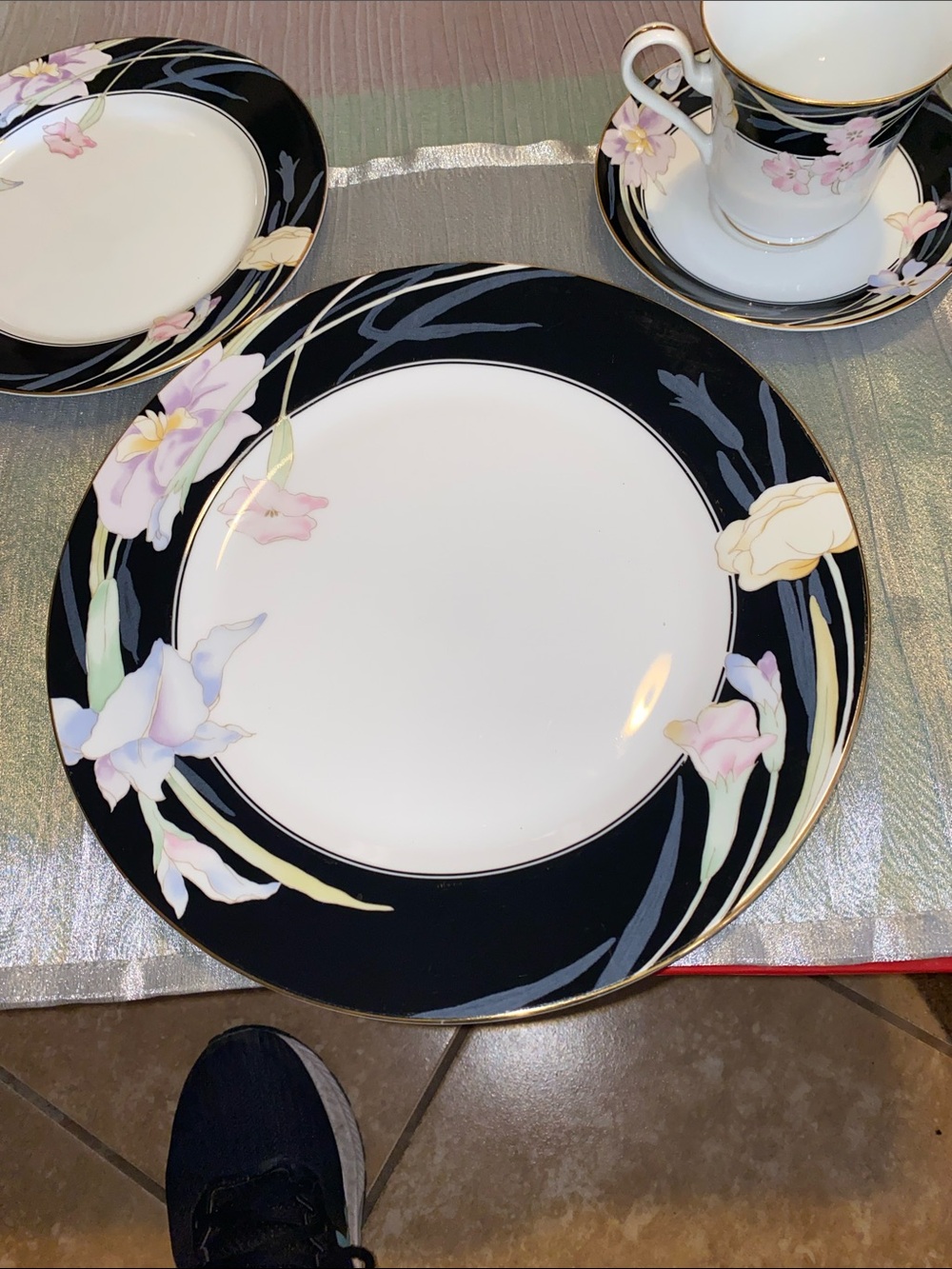 Vintage Discontinued Mikasa Charisma Black Floral Dinnerware Set 5-Piece Setting - Picture 7 of 7